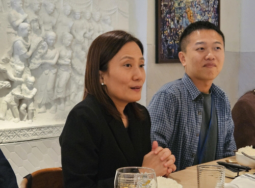이수형 한국은행 금융통화위원이 지난 24일(현지시간) 미국 워싱턴D.C.에서 기자들과 만나 대화하고 있다. 출장기자단 제공. 연합뉴스
